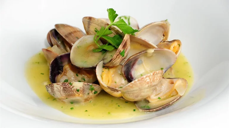 Así puedes preparar unas sencillas y ricas almejas en salsa verde