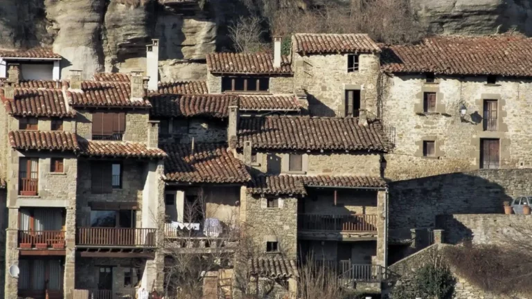 Conoce el pueblo cerca a Barcelona que está sobre un abismo a 822 metros de altura