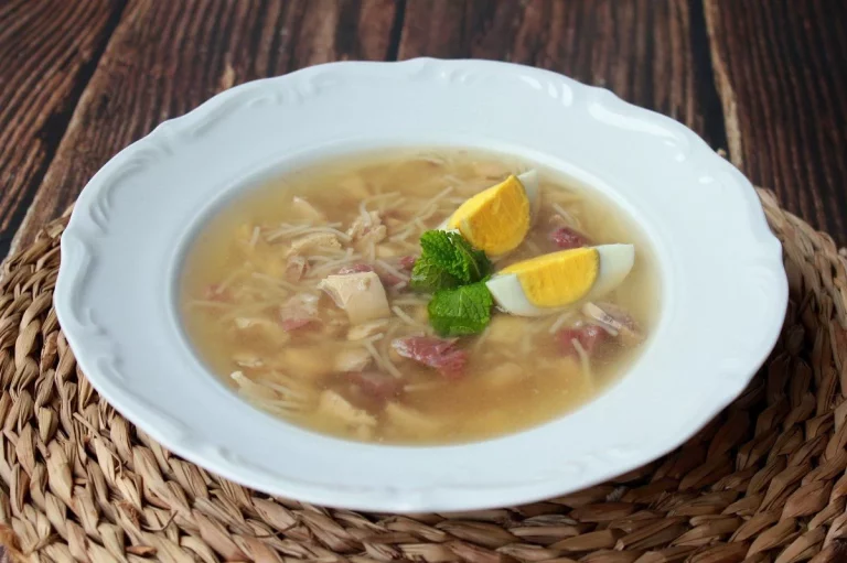 Sopa de picadillo con pollo, huevo y jamón para empezar bien el año