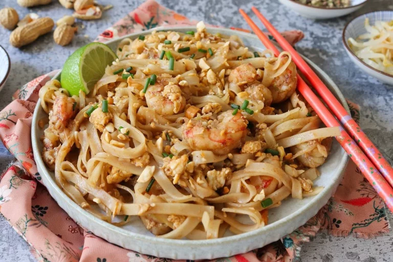 Aprende a preparar un delicioso pad thai como si estuvieras en una cocina tailandesa