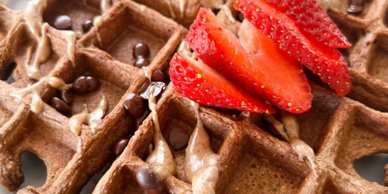 Transforma tu desayuno con estos waffles crujientes de avena