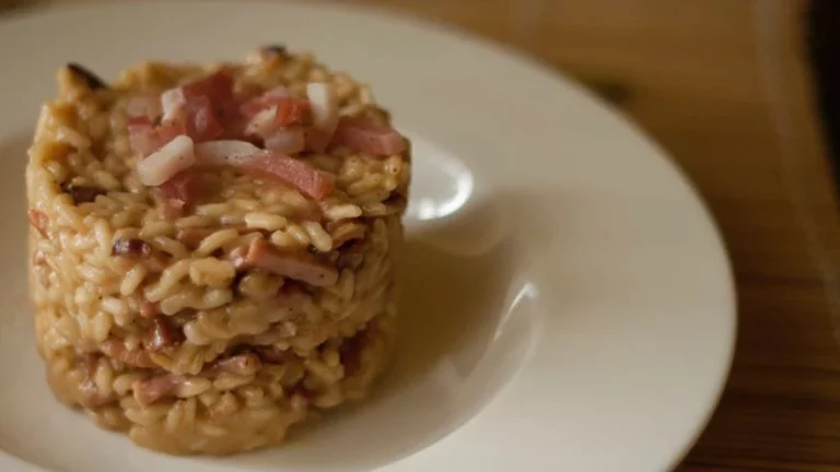 Descubre la magia de un risotto cremoso al vino blanco