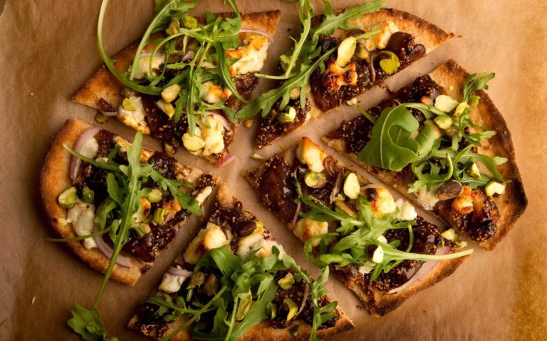 Sorprende con una pizza de remolacha y queso de cabra