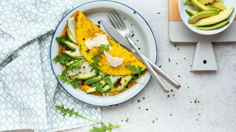 Reinventa la clásica tortilla con aguacate y pesto
