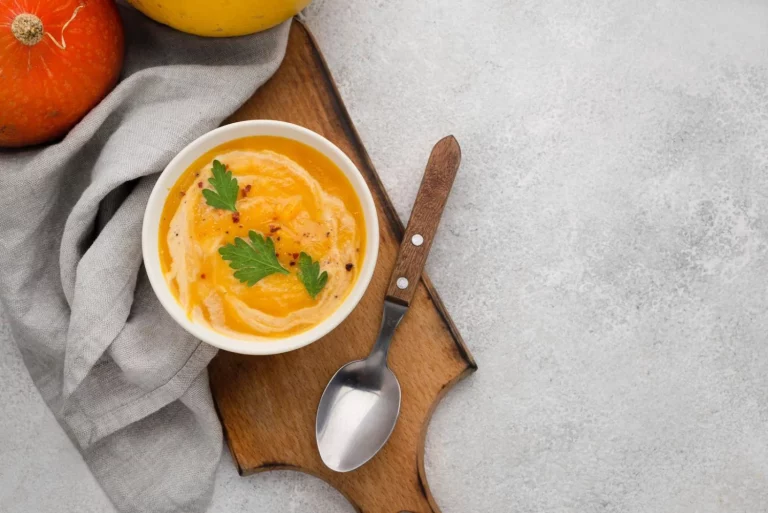 Receta tradicional de sopa de ajo o sopa castellana