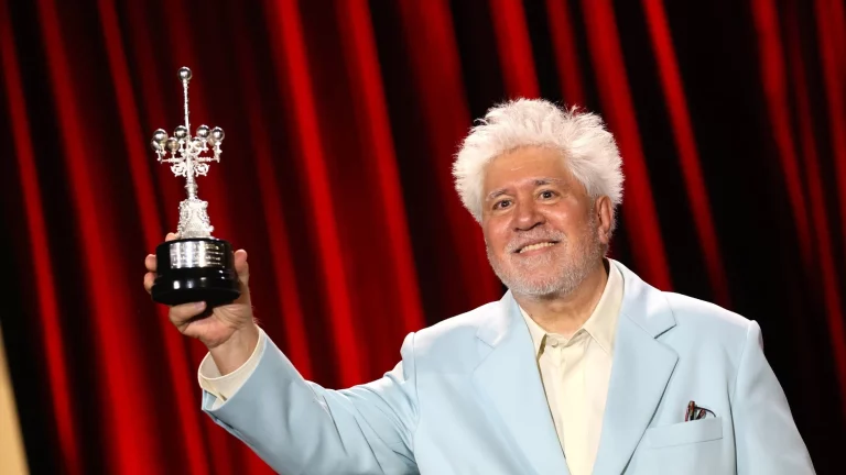 La obra más atrevida de Almodóvar que ya rompe moldes está en Netflix