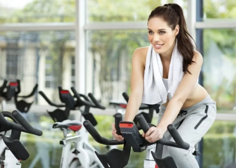 La rutina de bicicleta fija que transforma tu cuerpo en minutos