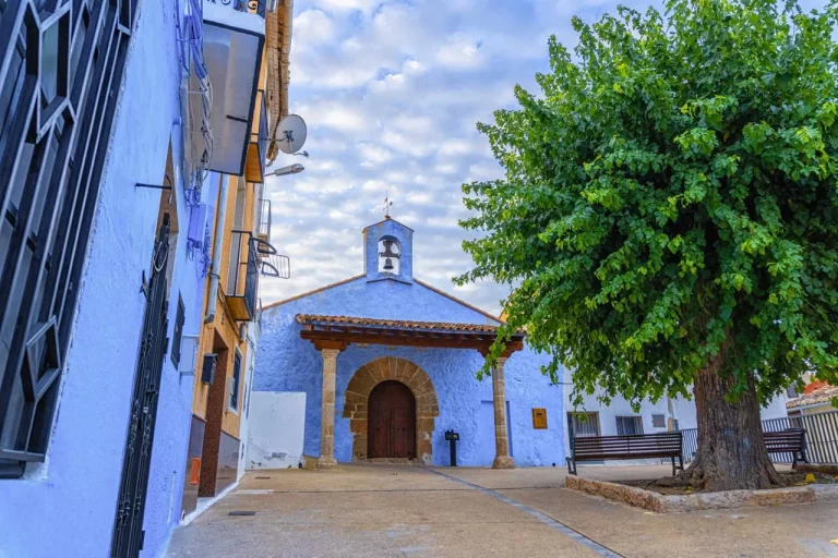 Olvídate de Marruecos, este pueblo azul de España será tu próxima obsesión