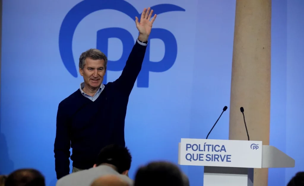 Las encuestas reafirman a Vox y su ruptura con el PP: «Buena decisión» 1 Moncloa El líder del PP, Alberto Núñez Feijóo, saluda a los suyos en Asturias en su arenga contra el PSOE