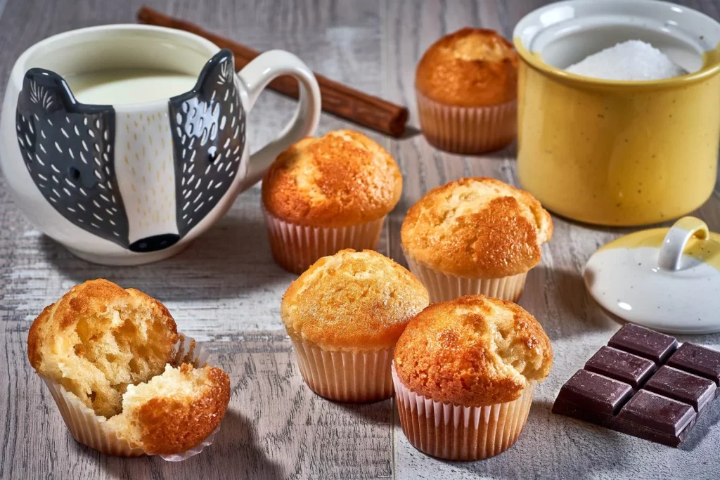 La receta definitiva para unas magdalenas caseras que dejarán a todos sin palabras. 3 Moncloa LA IMPORTANCIA DE LA PRESENTACIÓN Y EL HORNEADO