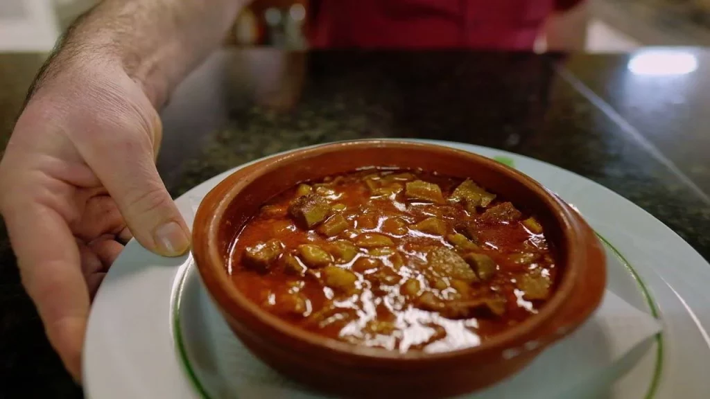 Olvídate de Marruecos, este pueblo azul de España será tu próxima obsesión 7 Moncloa La gastronomía, otro encanto en el rincón azul de España