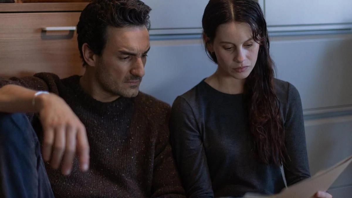 Netflix reúne a Milena Smit y Miki Esparbé en una misión para atrapar a un asesino mortal 1 Moncloa Un nuevo dúo de periodistas que pondrán en juego sus vidas con el fin de salvar a las jovenes estudiantes