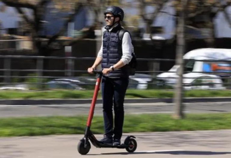 Según la DGT, esto es lo que sí y lo que no puedes hacer con tu patinete eléctrico