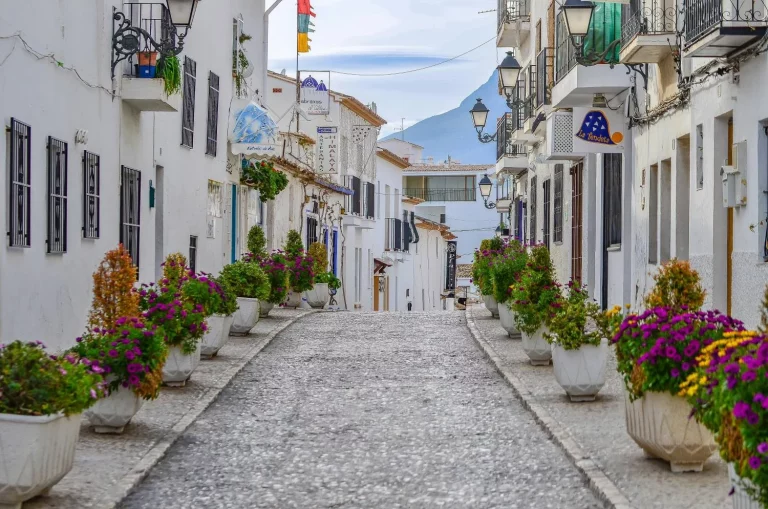 Podría ser Santorini, pero es España: el pueblo de Alicante que enamora como Grecia