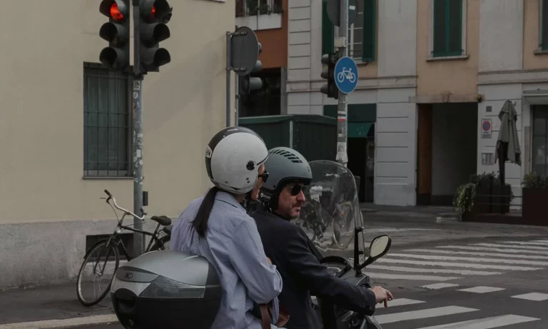 La DGT lanza la alerta por motoristas atrapados en una espiral de deudas por un truco viral