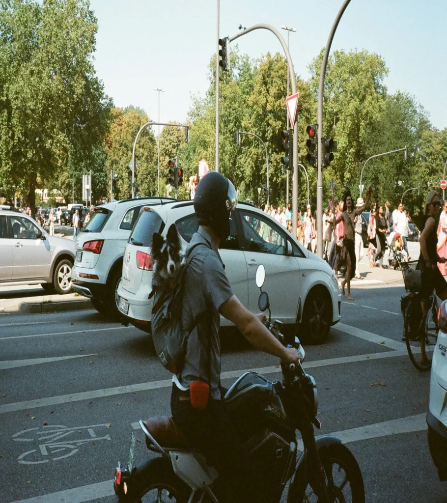 La DGT lanza la alerta por motoristas atrapados en una espiral de deudas por un truco viral 24 Moncloa El truco viral e ilegal que la DGT quiere sancionar