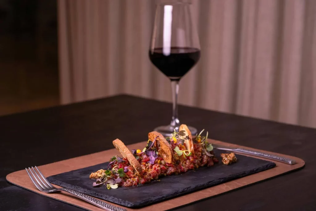 Este restaurante español ha convertido el steak tartar en una obra maestra 18 Moncloa Consejos básicos para preparar un buen steak tartar