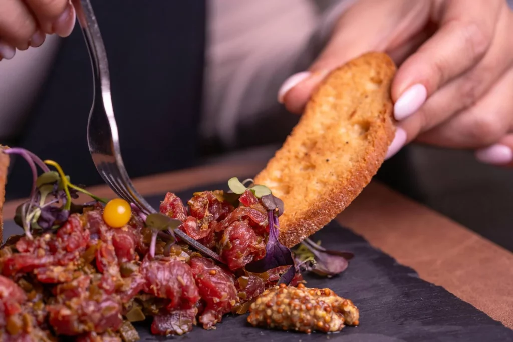 Este restaurante español ha convertido el steak tartar en una obra maestra 17 Moncloa Steak tartar y debate: los riesgos de consumir carne cruda