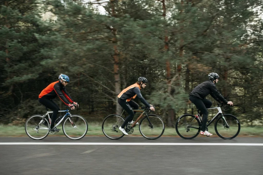 Reducción de velocidad: las medidas de la DGT para ciclistas y conductores 