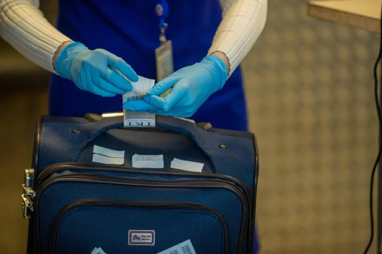 Ni bolsos ni mochilas se salvan, esta aerolínea cobrará por todo en este 2025