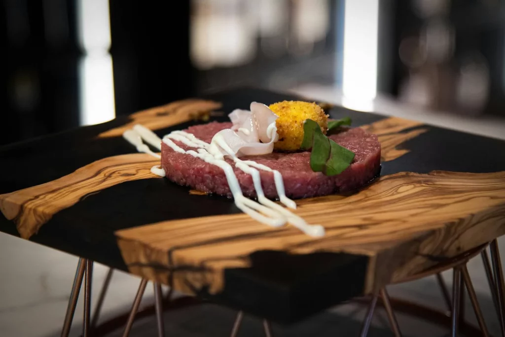 Este restaurante español ha convertido el steak tartar en una obra maestra 16 Moncloa Cómo es la receta tradicional del steak tartar
