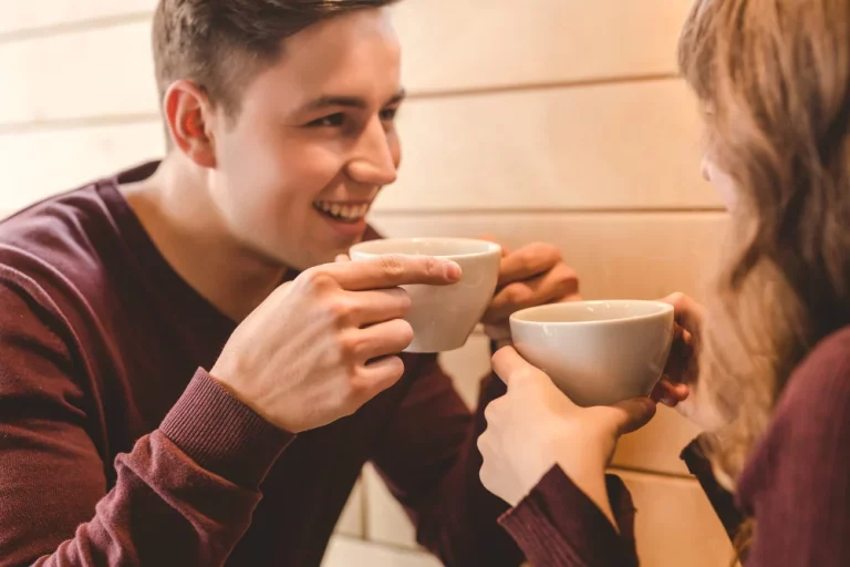 Tinder o Grindr ya es el pasado, llega el «slow dating» a España
