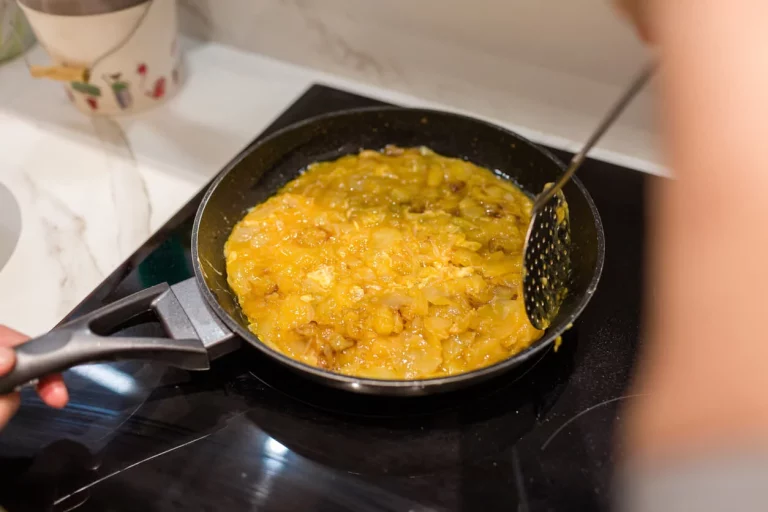 Abuelas en modo chef esta tortilla estilo carbonara es lo que necesitas en tu vida