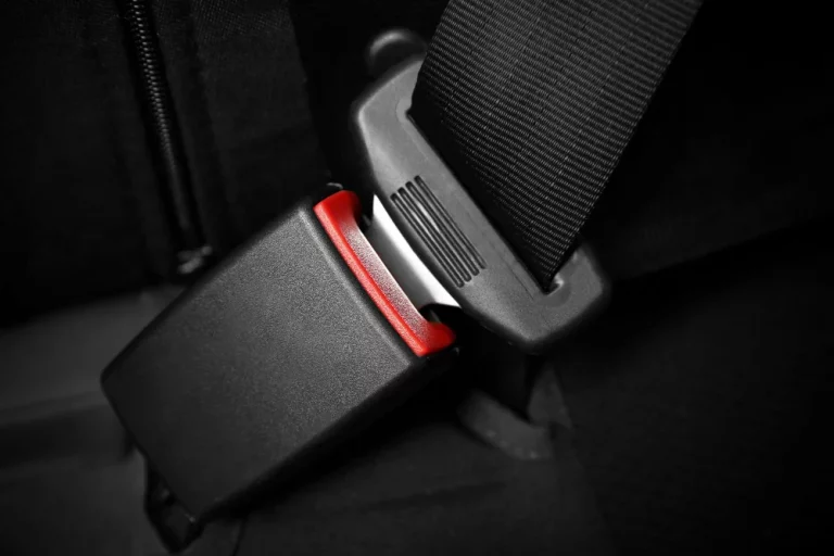 Por qué la DGT insiste en abrochar los cinturones traseros, incluso si el asiento se encuentra vacío