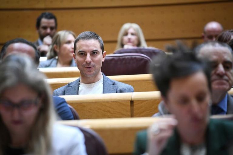 Lobato renuncia a su sueldo como senador, mantiene su puesto en la Cámara Alta y regresará a la Agencia Tributaria