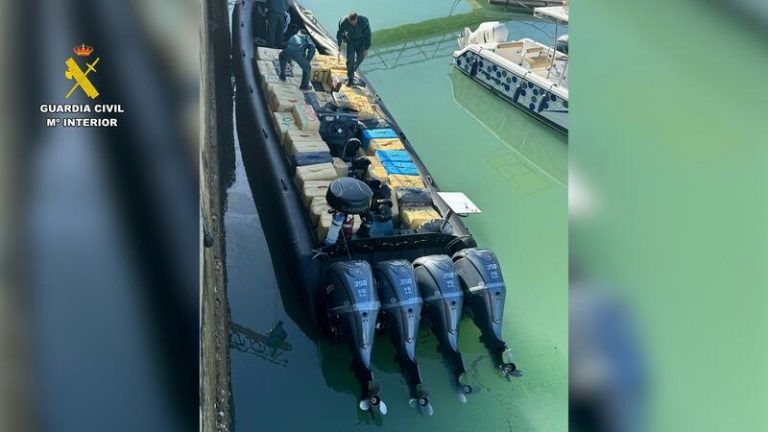 Intervención de 5,7 toneladas de hachís y 3.250 litros de combustible para petaqueo en la costa de Huelva