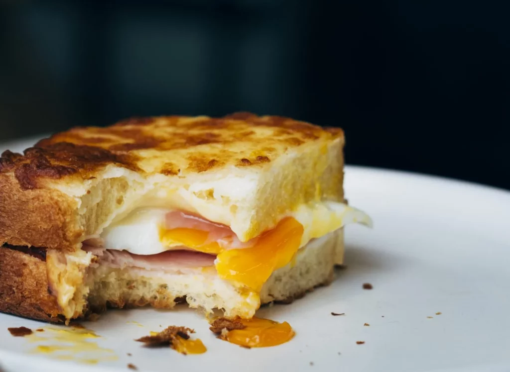 Sobras de tortilla de patatas: 3 trucos geniales para reinventarla 33 Moncloa 2. UN RELLNO IRRESISTIBLE PARA BOCADILLOS