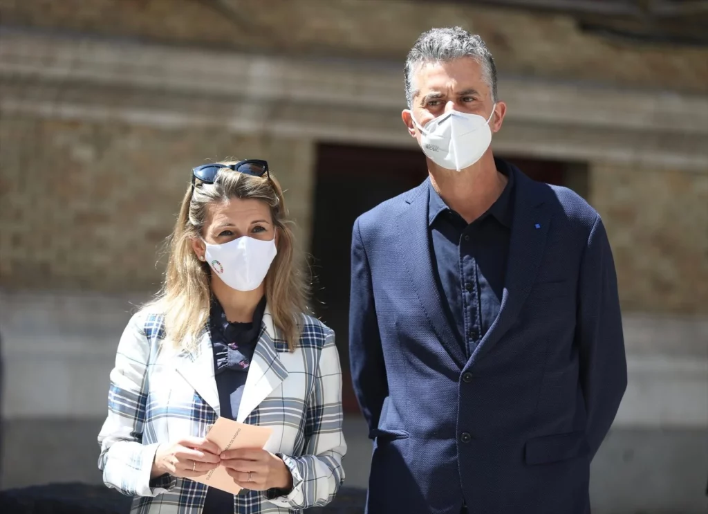 EuropaPress 3685047 vicepresidenta tercera ministra trabajo yolanda diaz acompanada marido juan 1 Moncloa