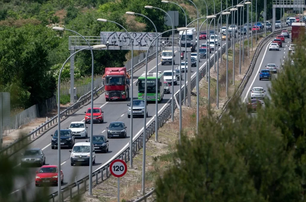 El este de Madrid pide un carril bus vao por las obras de Conde de Casal y de la A-3 1 Moncloa EuropaPress 5193076 atasco autovia a 3 altura entrada rivas 12 mayo 2023 madrid espana Moncloa