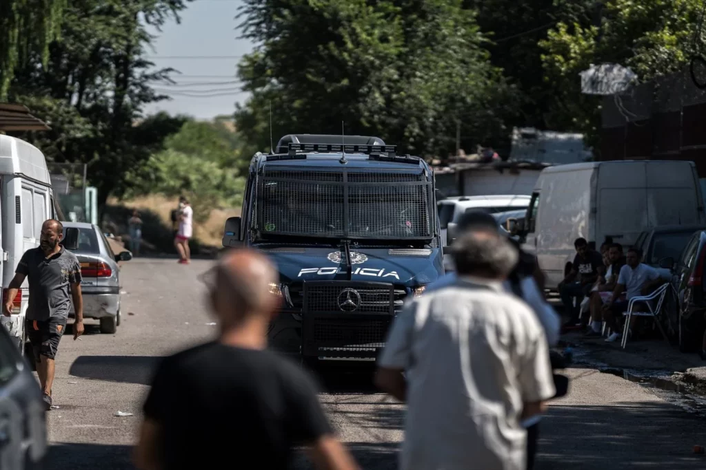 Un furgón de la Policía Nacional permanece en el sector seis de la Cañada Real Galiana tras una redada, a 2 de agosto de 2023, en Madrid (Fuente: Europa Press)