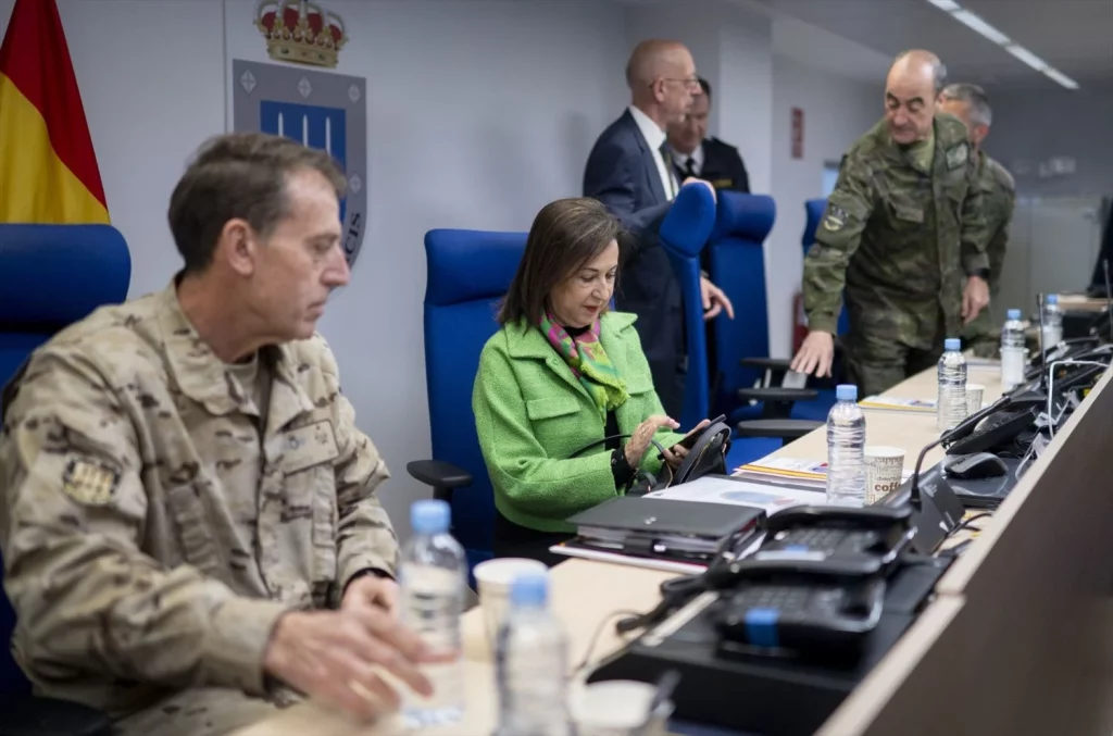 La autonomía de los blindados quedaría asegurada si Santa Bárbara fuese de Indra 1 Moncloa La ministra de Defensa, Margarita Robles, junto al Comandante del Mando de Operaciones, el Teniente General Francisco Braco (i), durante su visita a las instalaciones del Mando de Operaciones del Estado Mayor de la Defensa en la Base de ‘Retamares’, a 8 de mayo de 2024, en Pozuelo de Alarcón, Madrid (España). El motivo de la visita es recibir una actualización de las misiones en Irak, Líbano, Mali y Operación Atalanta (Fuente: Agencias).