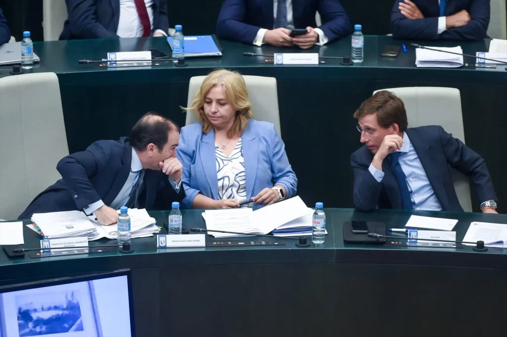 La paternidad de Almeida abre el debate sobre su futuro: Un ministerio y el Atleti como destinos 3 Moncloa El segundo teniente de Alcalde de Madrid, Borja Carabante; la vicealcaldesa de Madrid, Inmaculada Sanz y el alcalde de Madrid, José Luis Martínez-Almeida, durante un pleno del Ayuntamiento de Madrid, en el Palacio de Cibeles, a 24 de septiembre de 2024, en Madrid (Fuente: Agencias)