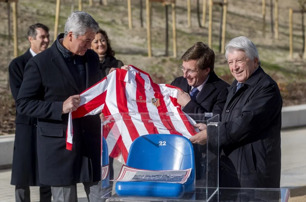 La paternidad de Almeida abre el debate sobre su futuro: Un ministerio y el Atleti como destinos 2 Moncloa El empresario Miguel Ángel Gil Marín; el alcalde de Madrid, José Luis Martínez-Almeida y el presidente del Atlético de Madrid, Enrique Cerezo, introducen en una urna una camiseta del Atlético de Madrid en el espacio verde construido sobre el cubrimiento de la M-30 en el ámbito Mahou-Calderón, a 9 de diciembre de 2024, en Madrid (Fuente: Agencias)