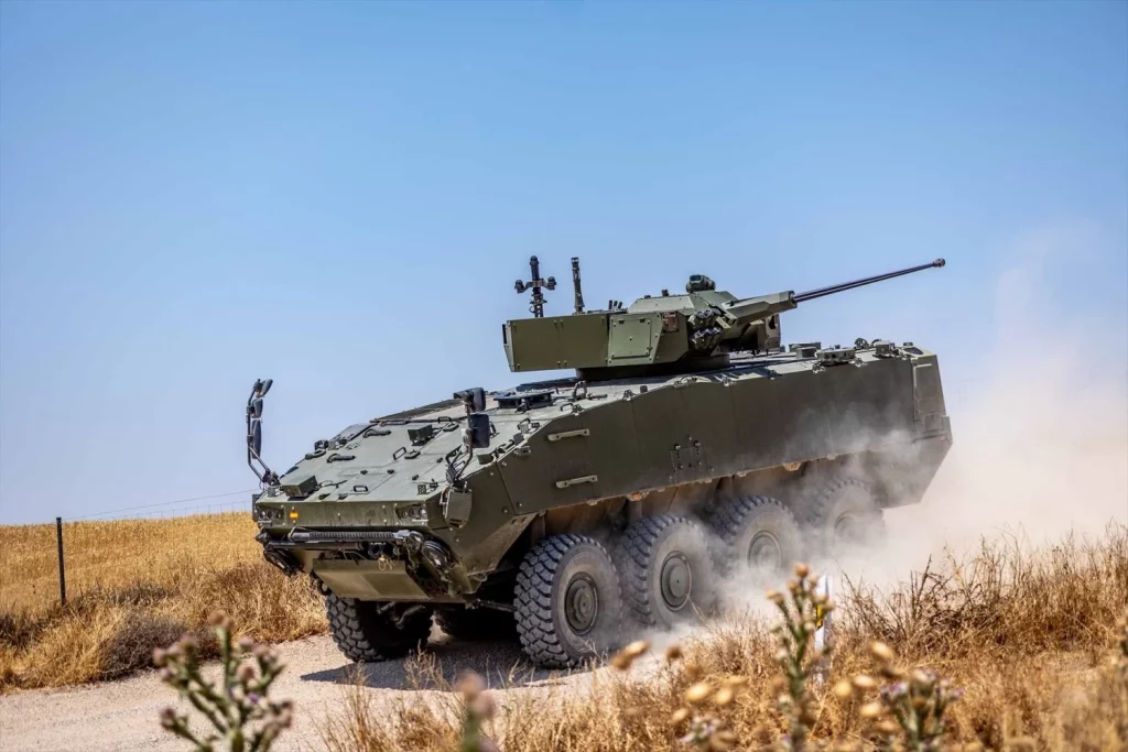 Un vehículo blindado 8x8 Dragón desarrollado por el consorcio Tess Defence, controlado por Indra. (Fuente: Agencias)