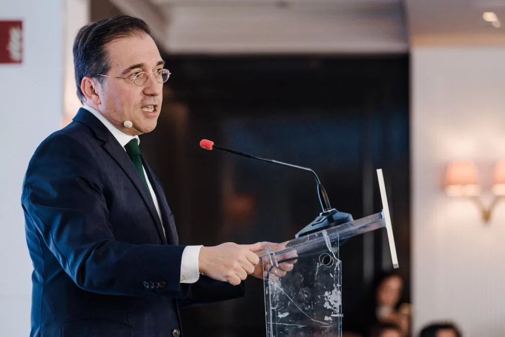 José Manuel Albares, ministro de Exteriores, impone la ley marcial en el cuerpo diplomático