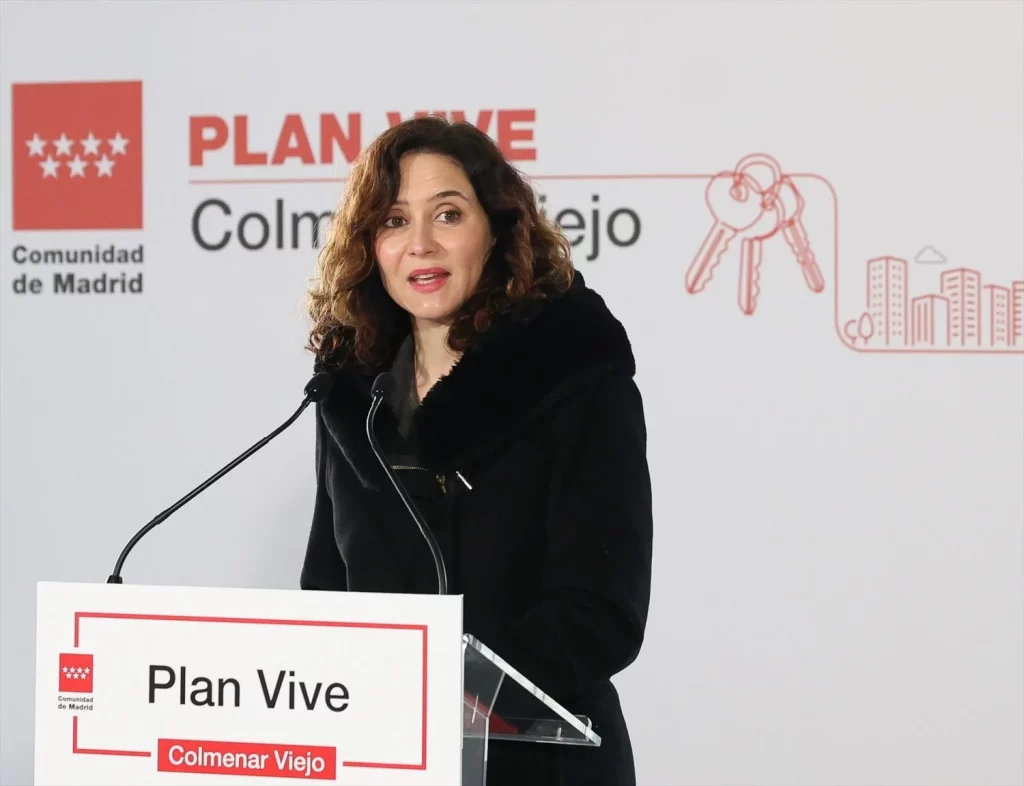 El PP publicita sus políticas de vivienda frente a las protestas de la izquierda madrileña 2 Moncloa EuropaPress 6512251 presidenta comunidad madrid isabel diaz ayuso interviene entrega llaves Moncloa