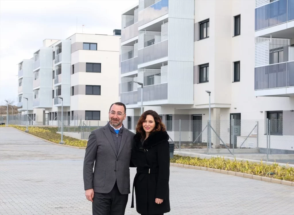 Jorge Rodrigo busca 'revivir' su Plan Vive de alquiler accesible en Valdebebas 3 Moncloa La presidenta de la Comunidad de Madrid, Isabel Díaz Ayuso, y el alcalde de colmenar, Carlos Blázquez, durante la entrega de llaves a los primeros adjudicatarios de las 282 viviendas del Plan Vive en Colmenar Viejo, a 11 de febrero de 2025, en Colmenar Viejo, Madrid (Fuente: Agencias)