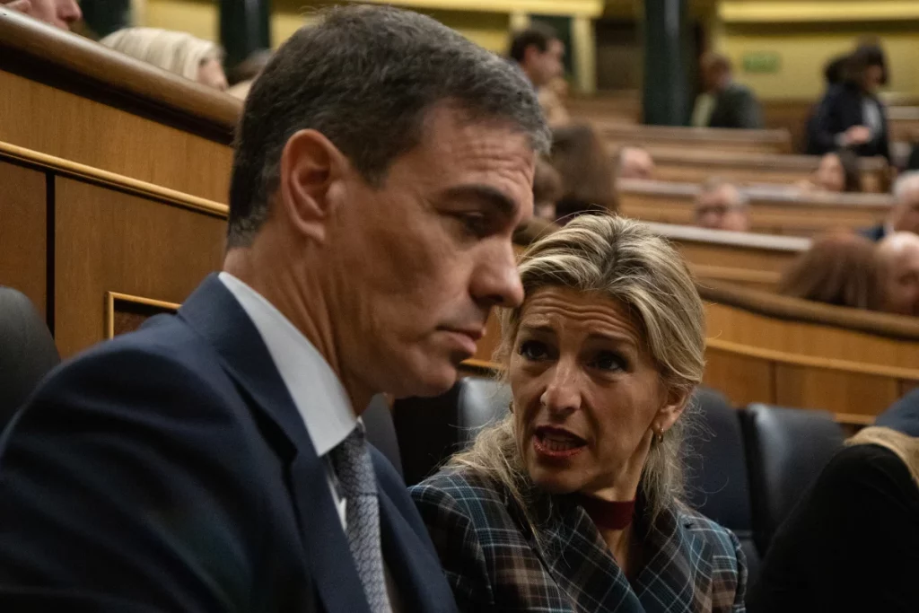 El CIS del 'chef' Tezanos apunta al éxodo de Sumar hacia PSOE y Podemos 3 Moncloa Pedro Sánchez y Yolanda Díaz se la juegan en un hipotético adelanto electoral. Fuente: Agencias