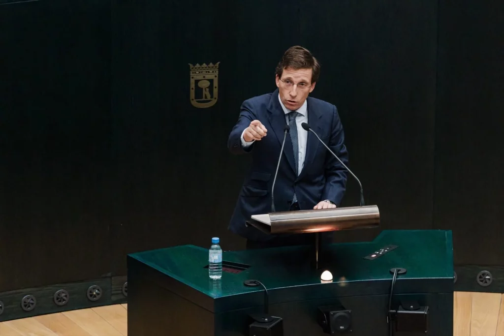 La paternidad de Almeida abre el debate sobre su futuro: Un ministerio y el Atleti como destinos 1 Moncloa El alcalde de Madrid, José Luis Martínez Almeida, interviene durante una sesión ordinaria del Pleno municipal, en el Palacio de Cibeles, a 25 de febrero de 2025, en Madrid (Fuente: Agencias)