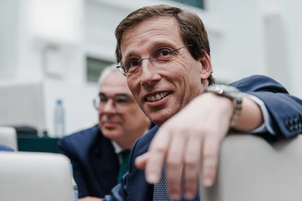 El alcalde de Madrid, José Luis Martínez Almeida, durante una sesión ordinaria del Pleno municipal, en el Palacio de Cibeles, a 25 de febrero de 2025, en Madrid (Fuente: Agencias)