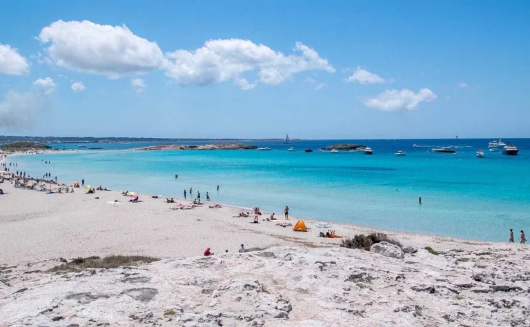Agua turquesa y arena blanca: la playa española que conquistará el 2025