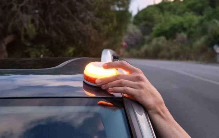 Así es la luz V-16 que la DGT exigirá en todos los coches desde 2026