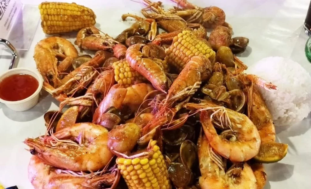 El restaurante madrileño que es furor en TikTok: se puede comer mariscos en una bolsa