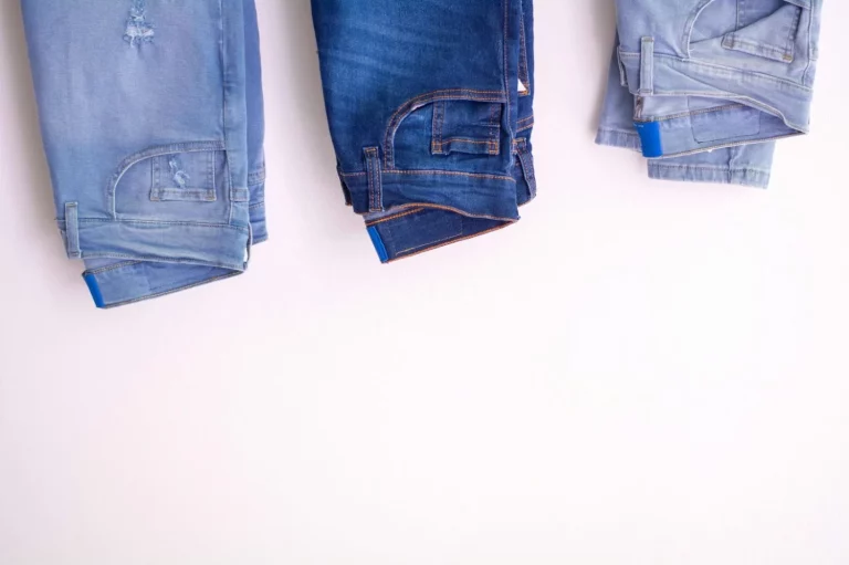 Presume gracias a Stradivarius de pantalones vaqueros a la última por poco dinero