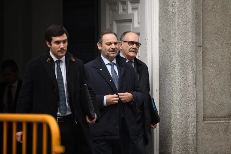 El ex ministro Ábalos saliendo de declarar en el Supremo. AGENCIAS