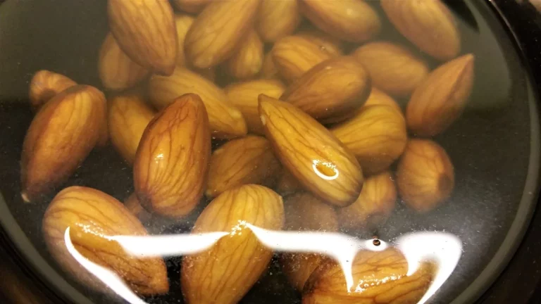 Esto es lo que pasa en tu cuerpo si comes 4 almendras remojadas cada mañana